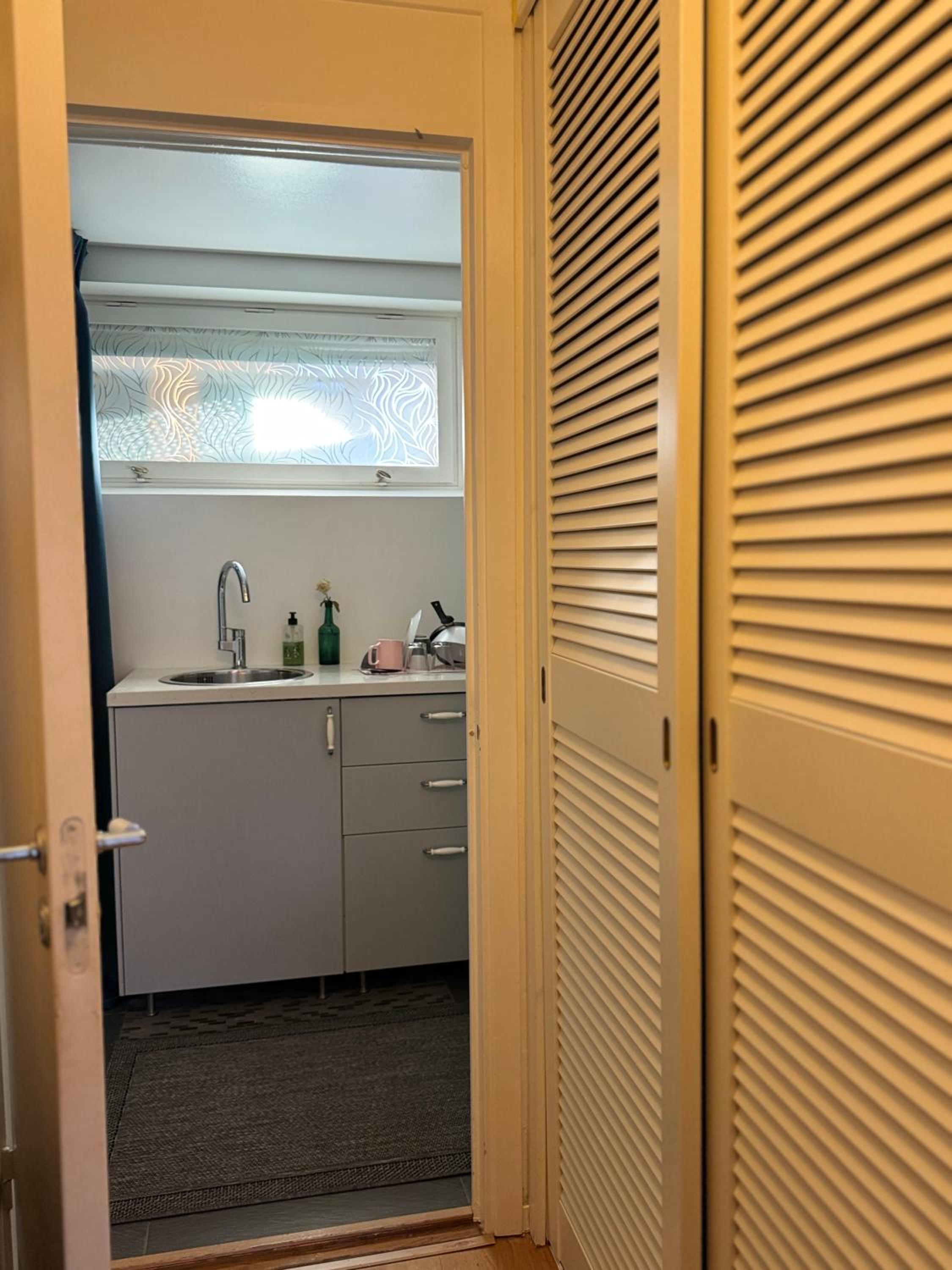 Coosy authentic swedish wooden studio apartment, 25 min to Stockholm city-Own entrance