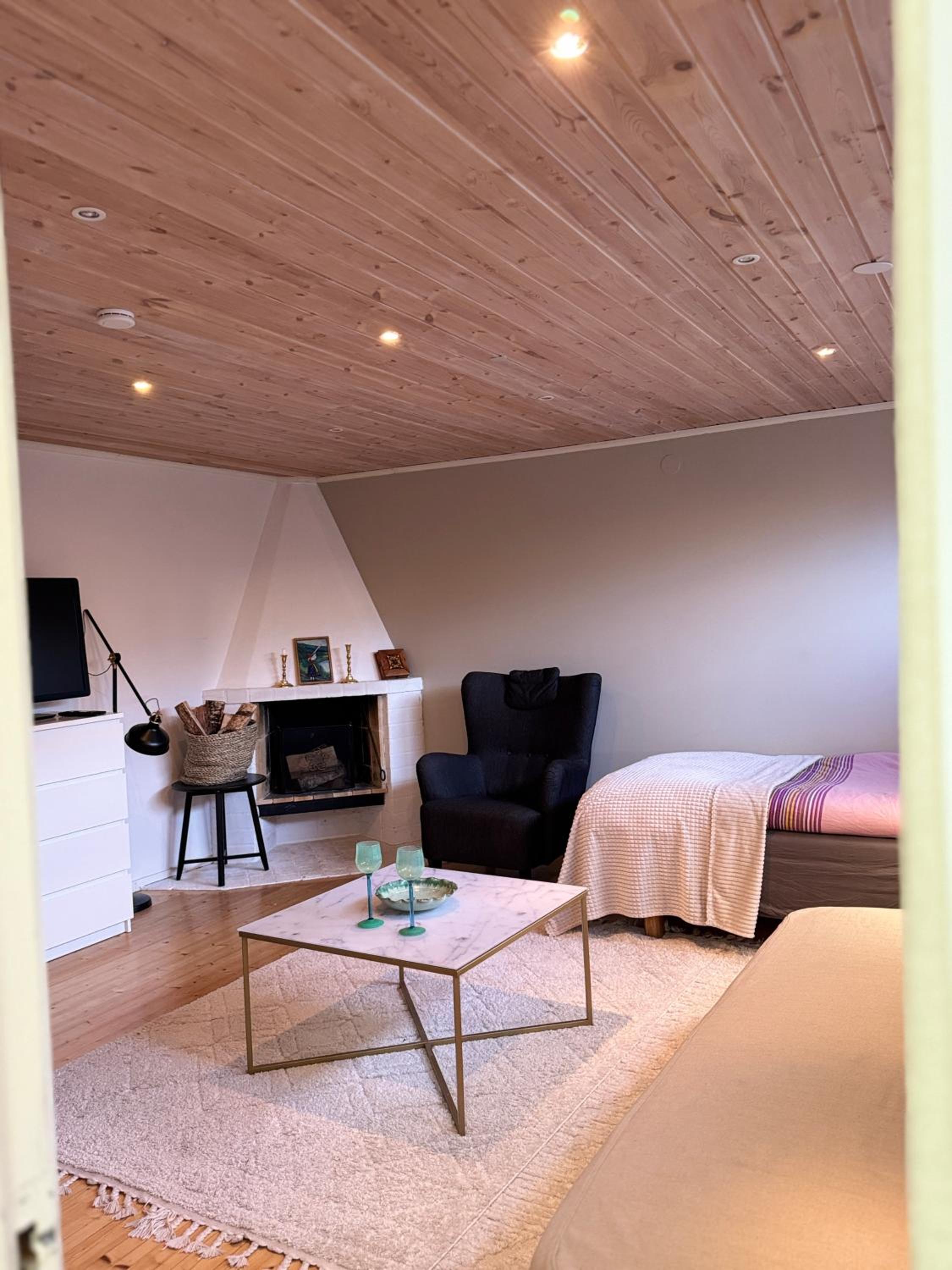 Coosy authentic swedish wooden studio apartment, 25 min to Stockholm city-Own entrance