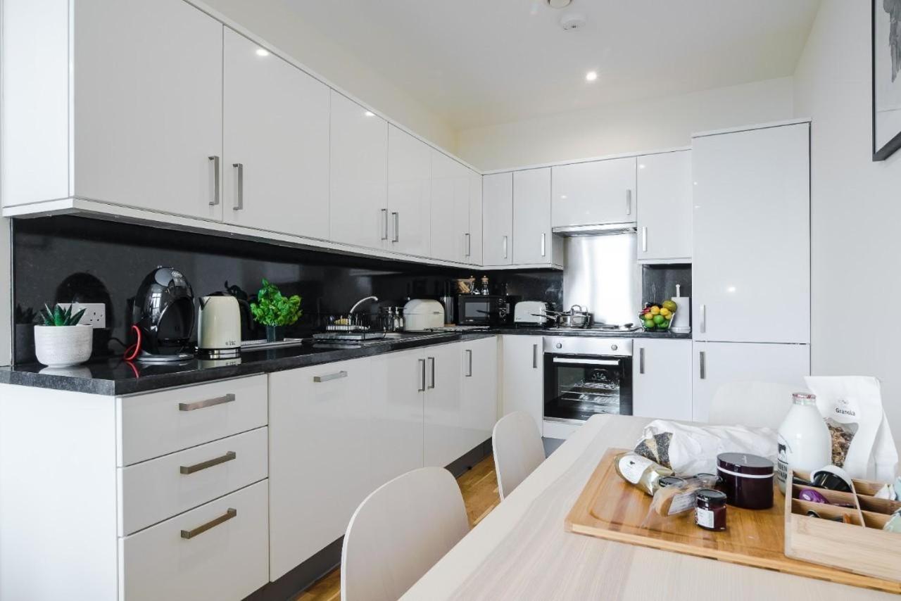 Panorama 2 Bedroom Apartment for Contractors & Families with Parking in Ashford Town Centre by Mesh Accommodation view 2