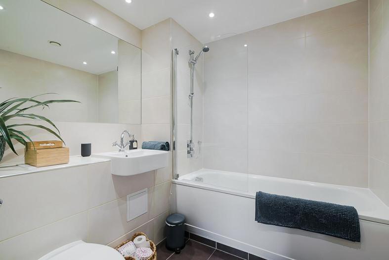 Panorama 2 Bedroom Apartment for Contractors & Families with Parking in Ashford Town Centre by Mesh Accommodation view 5
