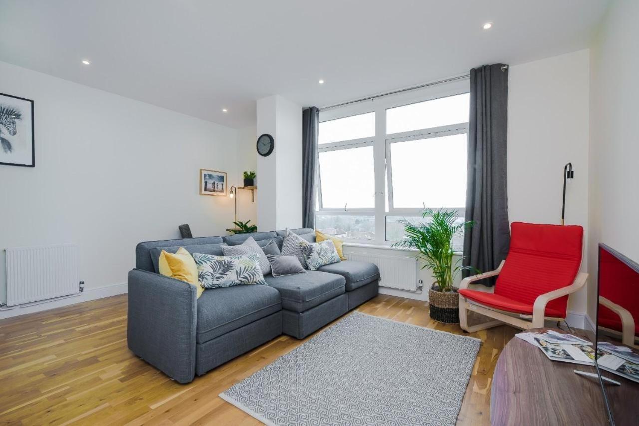 Panorama 2 Bedroom Apartment for Contractors & Families with Parking in Ashford Town Centre by Mesh Accommodation view 4