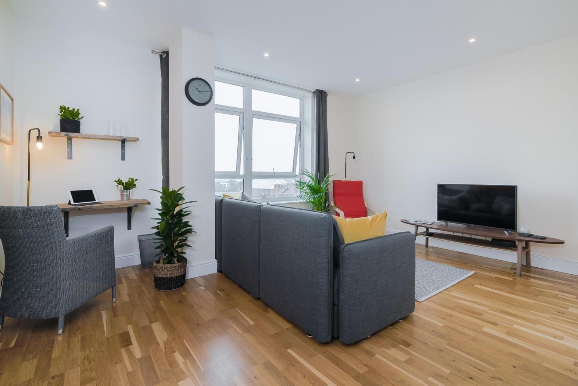 Panorama 2 Bedroom Apartment for Contractors & Families with Parking in Ashford Town Centre by Mesh Accommodation view 3