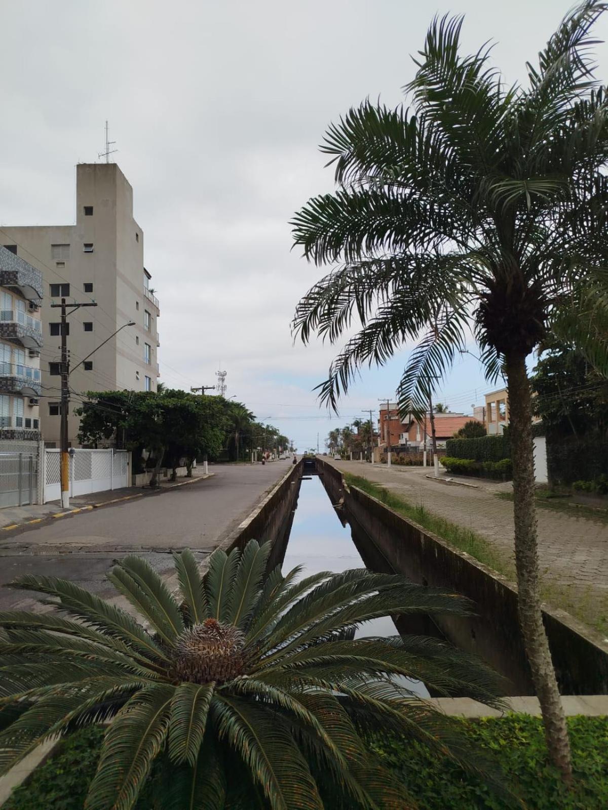 Suíte a 360m da Enseada Posto 9 dos Bombeiros