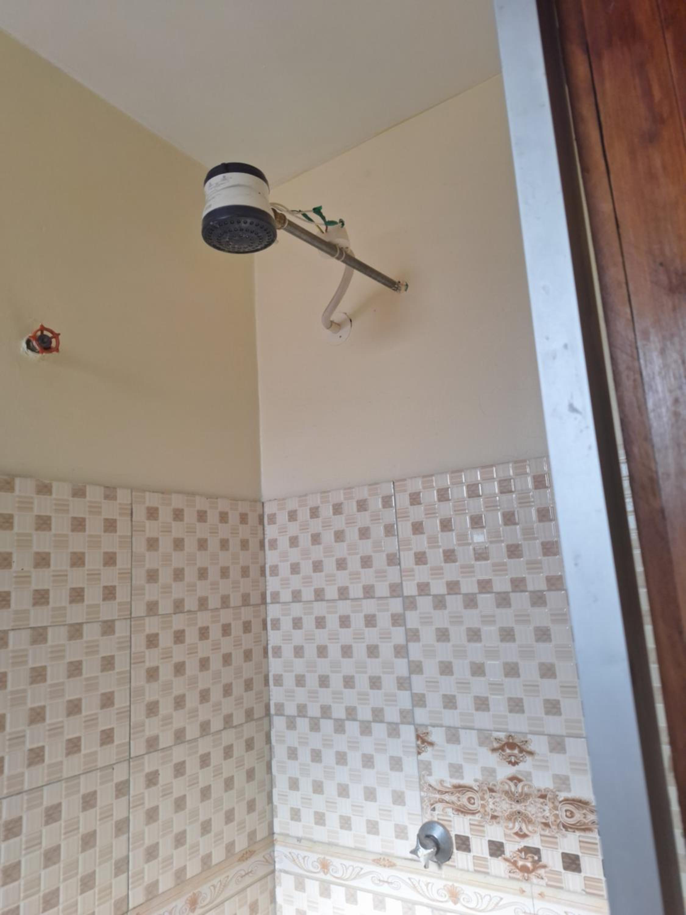 A room with a private bathroom near airport view 2