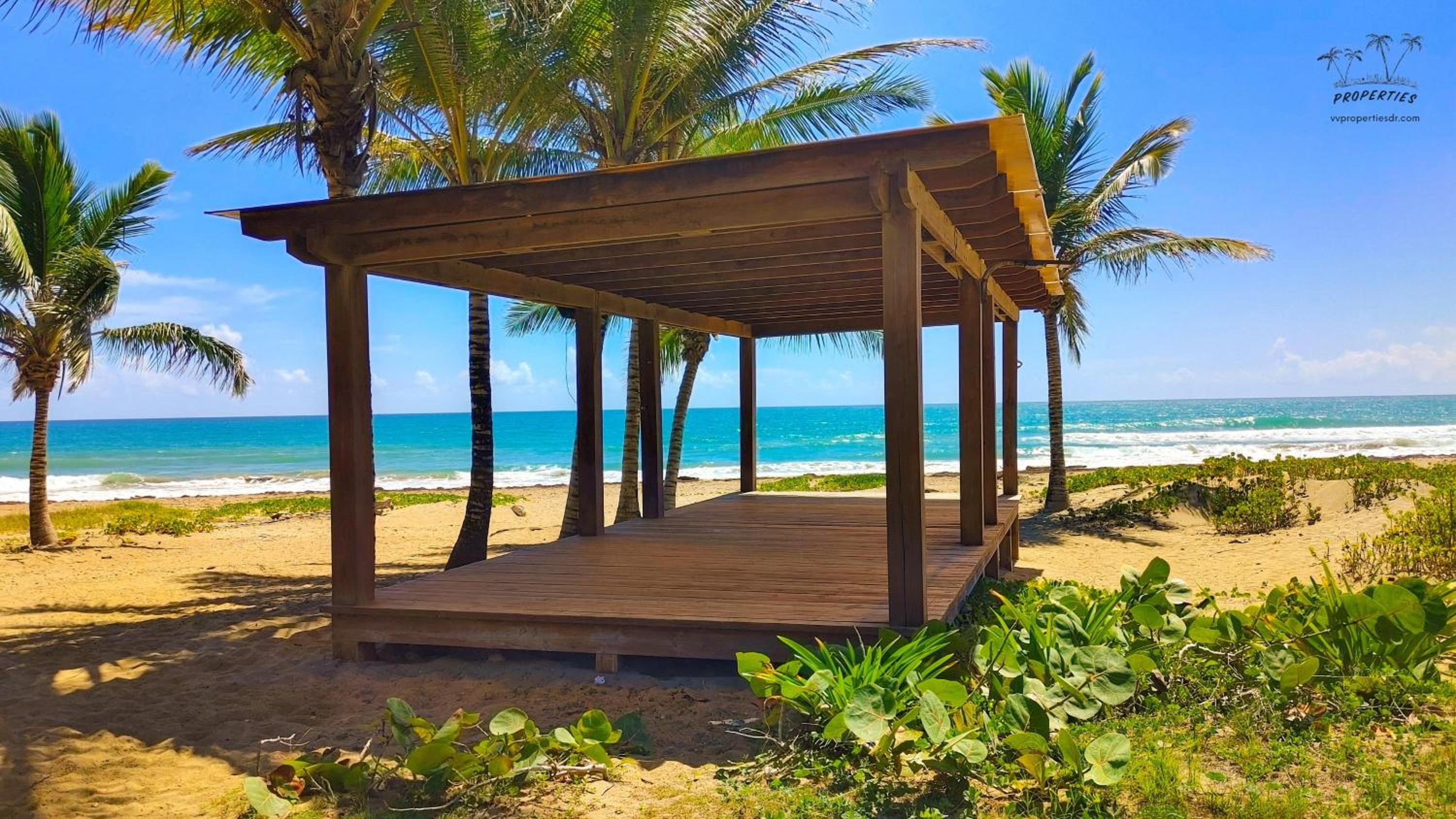 Blue Skies on endless Beachfront
