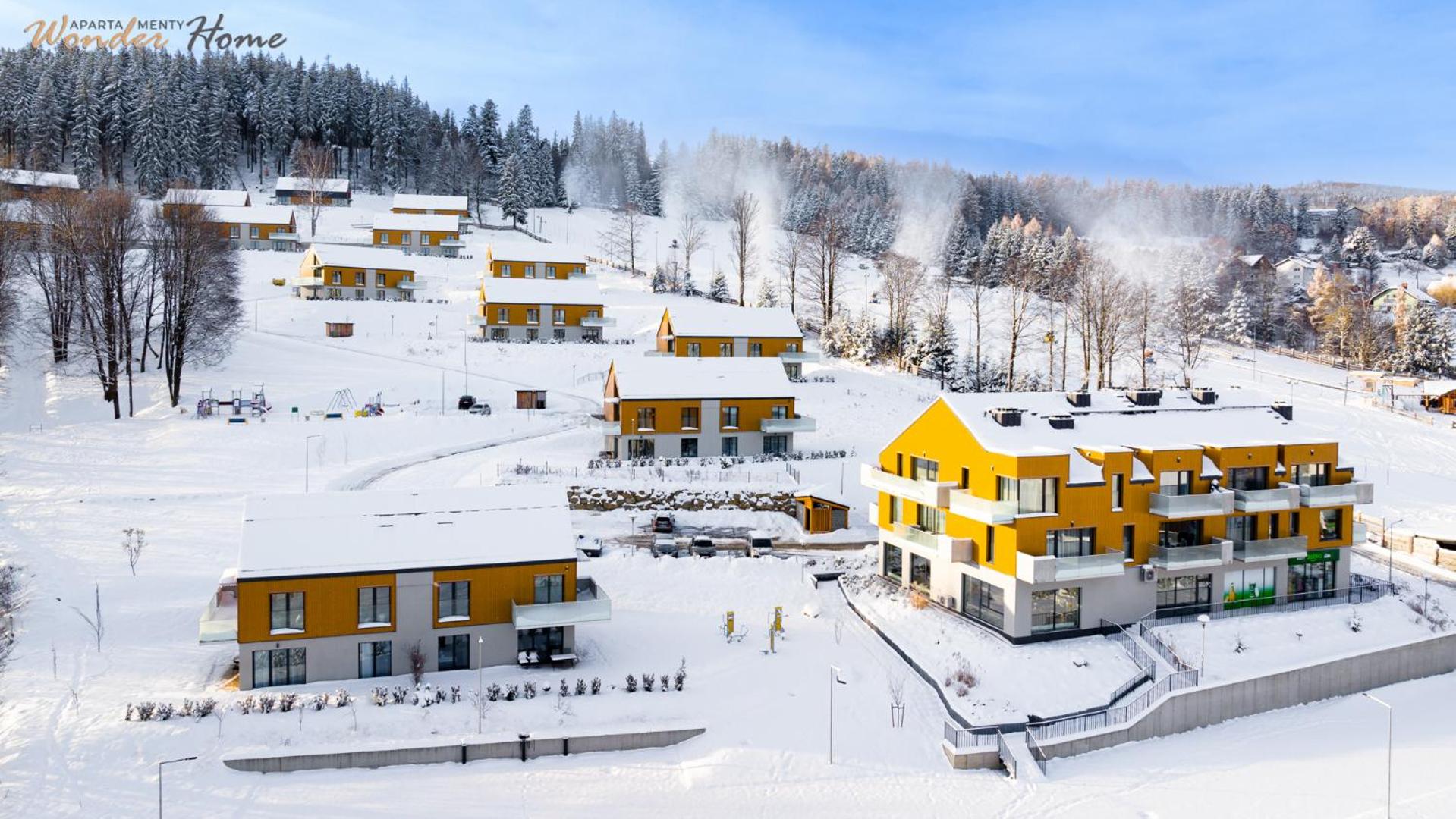 Wonder Home - Domki Hillside tuż przy stoku narciarskim - na terenie kompleksu plac zabaw i zewnętrzna siłownia, sklep, parking