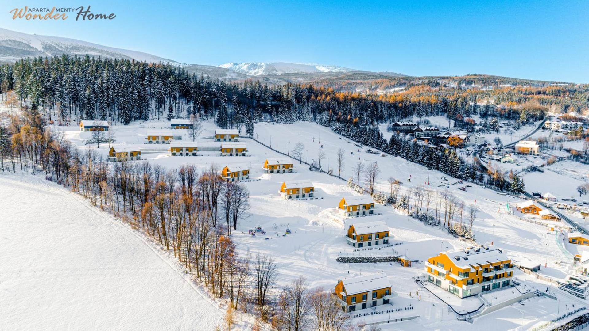 Wonder Home - Domki Hillside tuż przy stoku narciarskim - na terenie kompleksu plac zabaw i zewnętrzna siłownia, sklep, parking