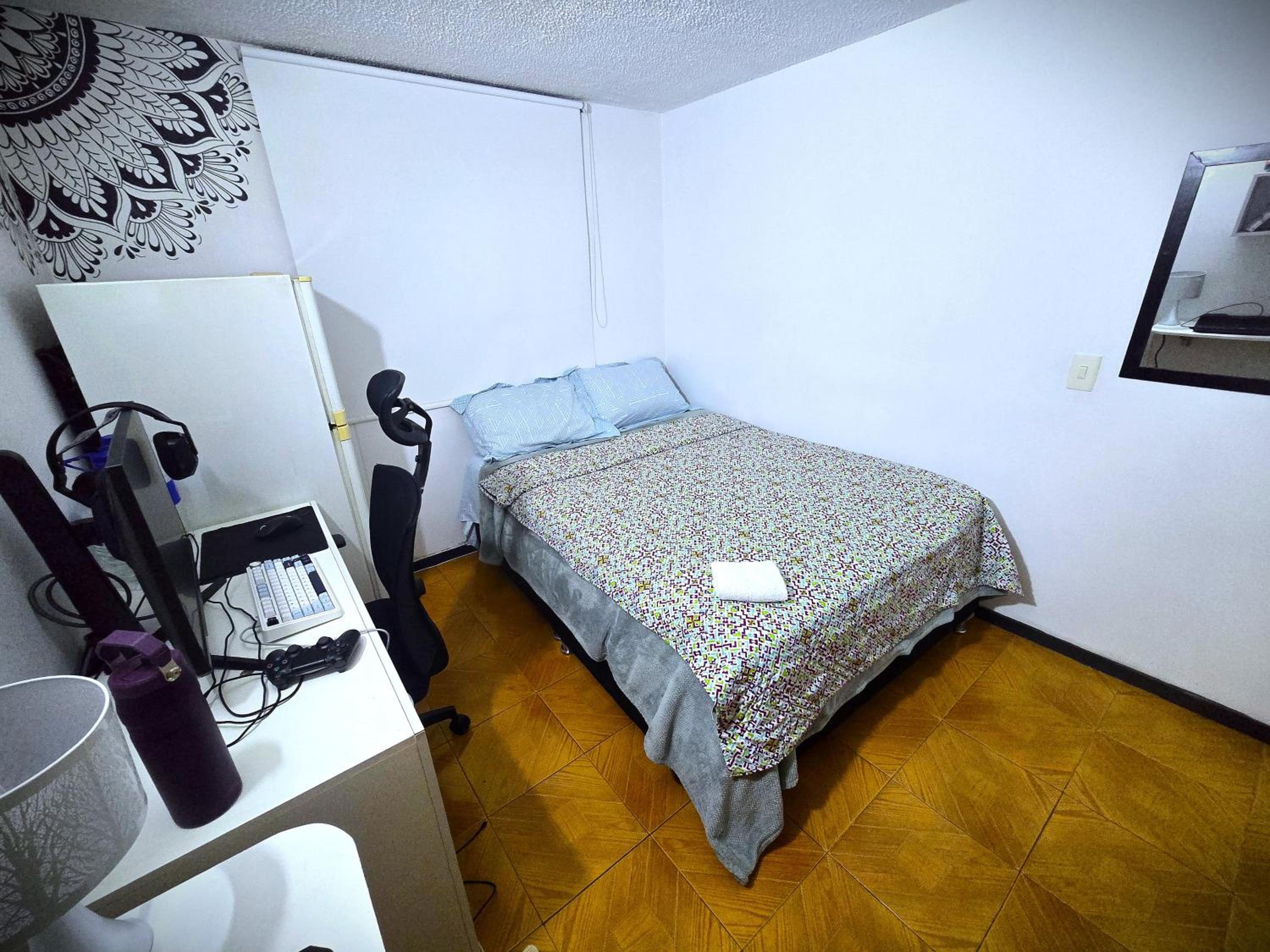 Lovely private room in apartment in Cedritos