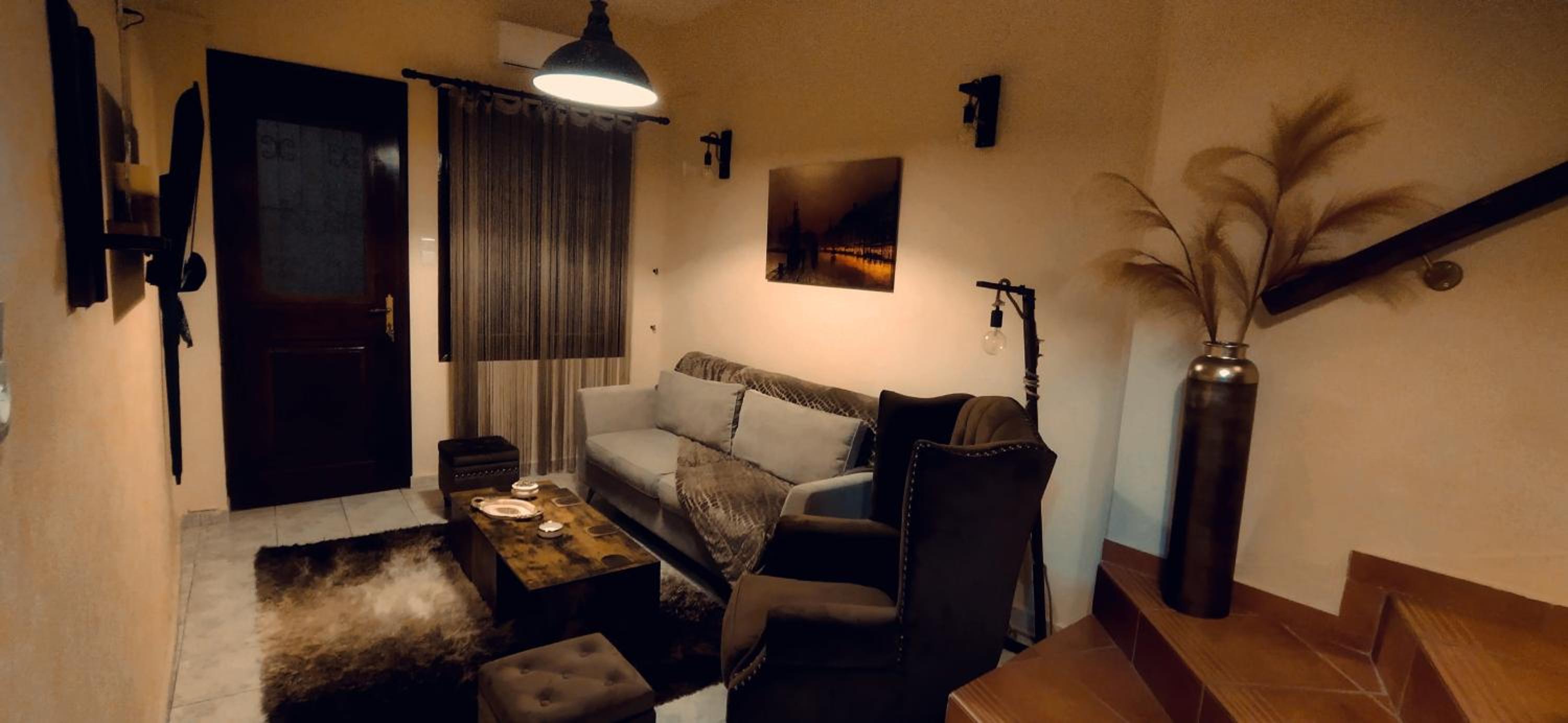 Old Town Rhapsody, Cosy 2-Floor Home with Rooftop Bathtub, BBQ & Lounge Under Sun Umbrellas photo 4