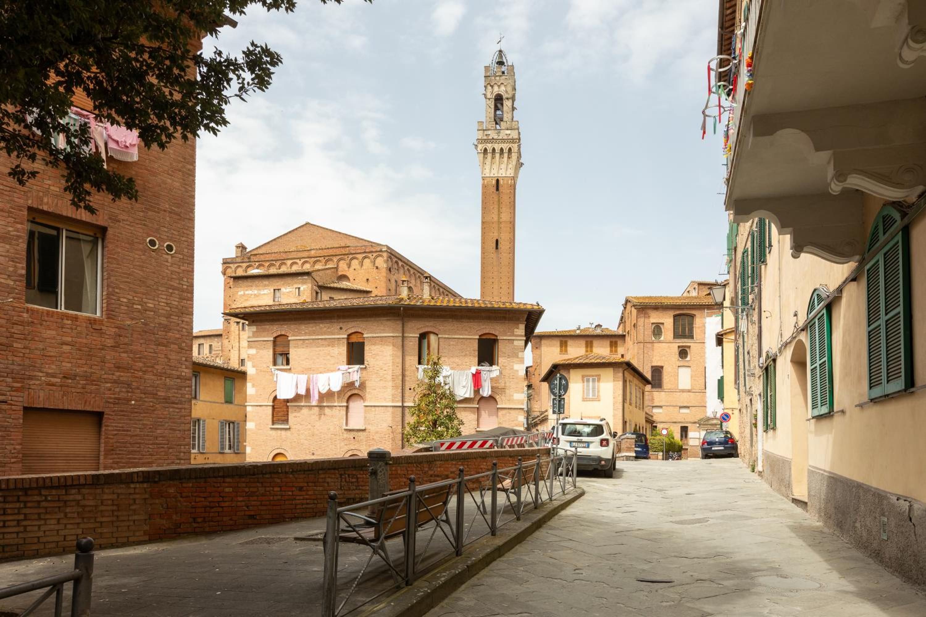 Nuova sotto la Torre del Mangia view 3