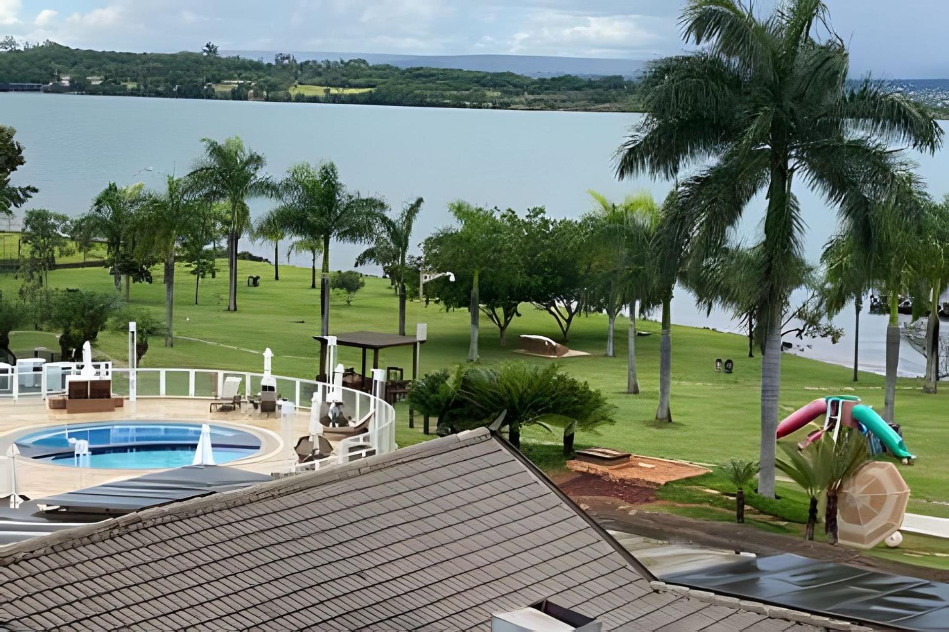 Life Resort beira lago próx a esplanada