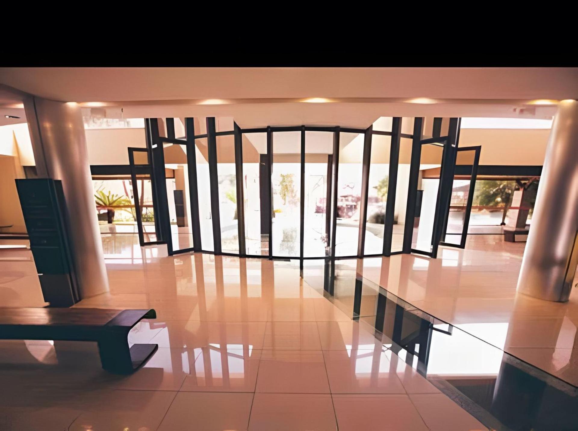 Life Resort beira lago próx a esplanada