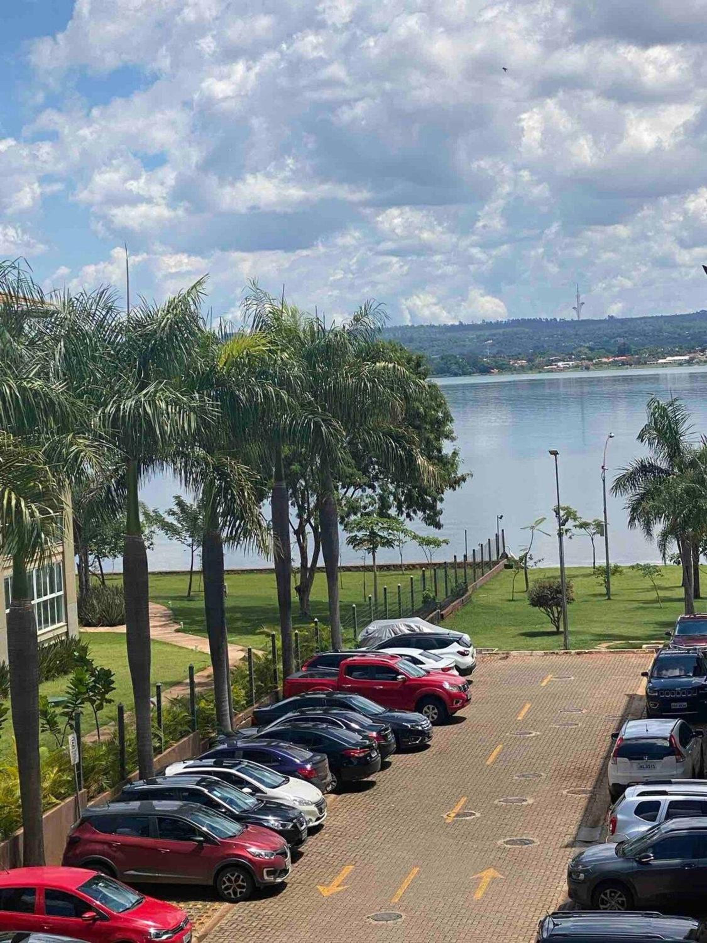 Life Resort beira lago próx a esplanada