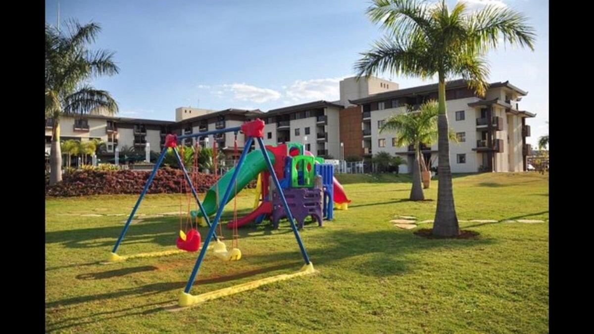 Life Resort beira lago próx a esplanada