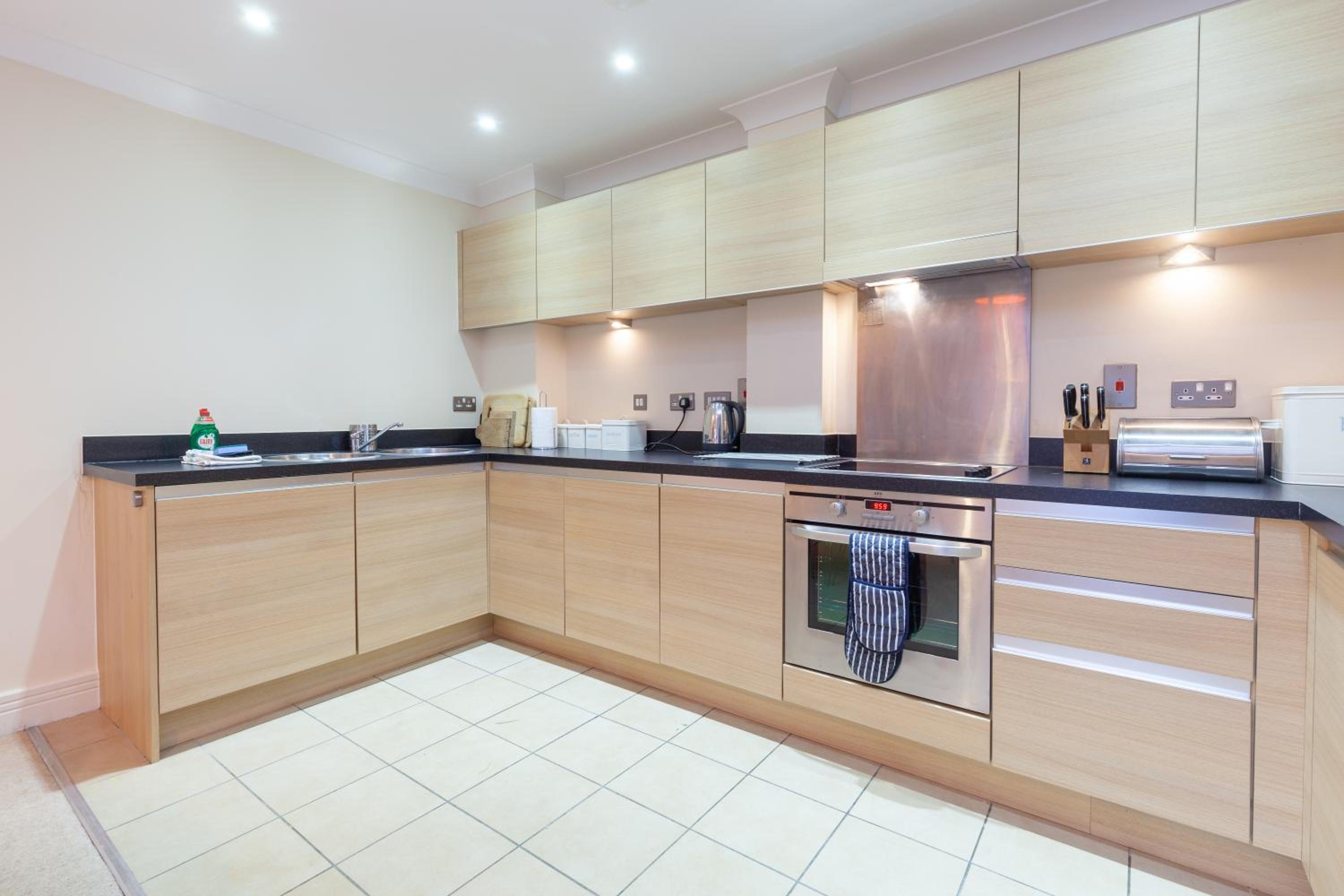 Oxford Vacations - Two-bedroom apartment in Jericho (oxskfh) - Property Image 22