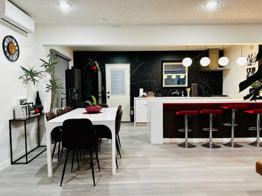 AW302 Artwave Vacation Home Best location in OC view 2