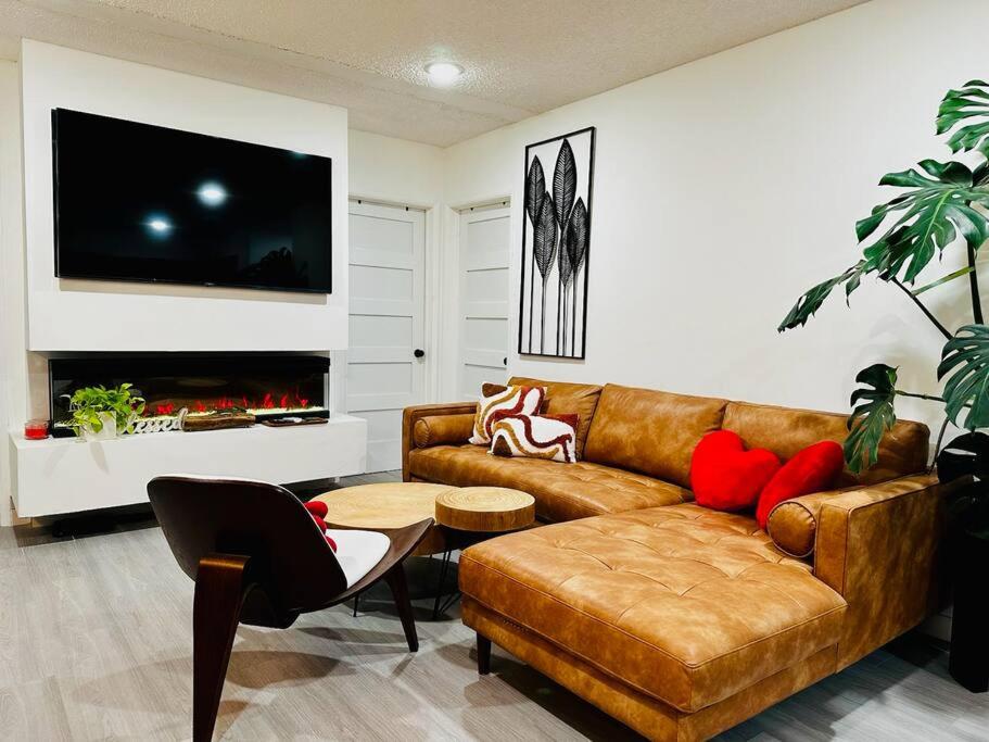 AW302 Artwave Vacation Home Best location in OC view 4