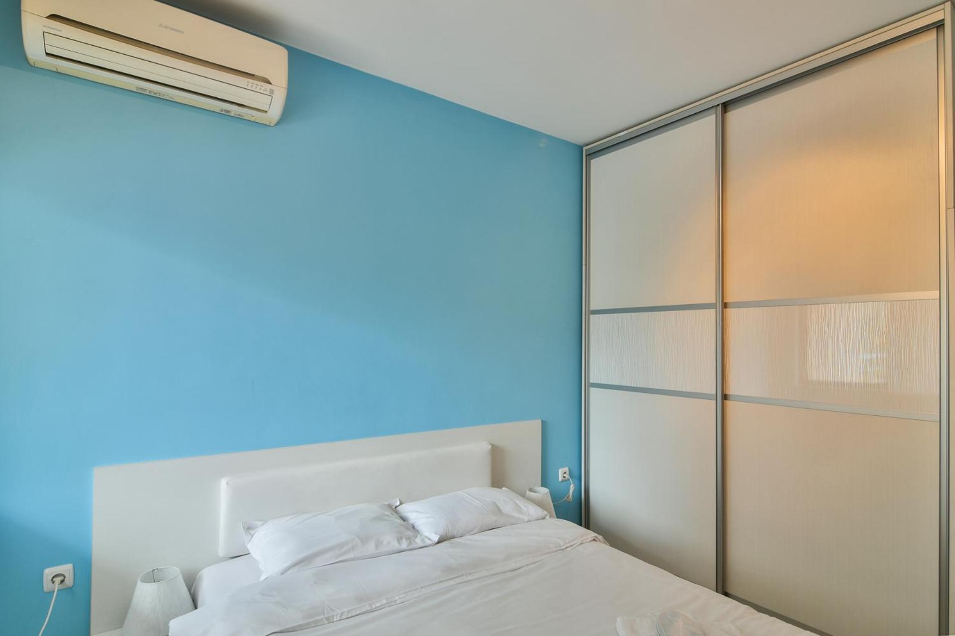 Central gem for 2 next to beach
