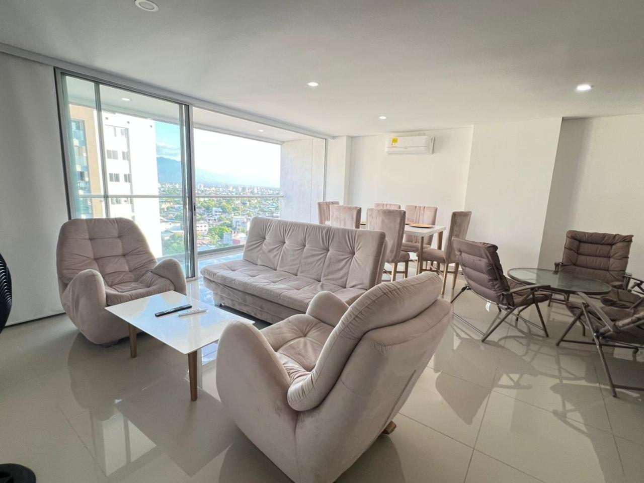Apartamento Moderno Con Excelente Vista, Piscina, excepto los lunes por mantenimiento y Parqueadero privado, ubicado en Neiva