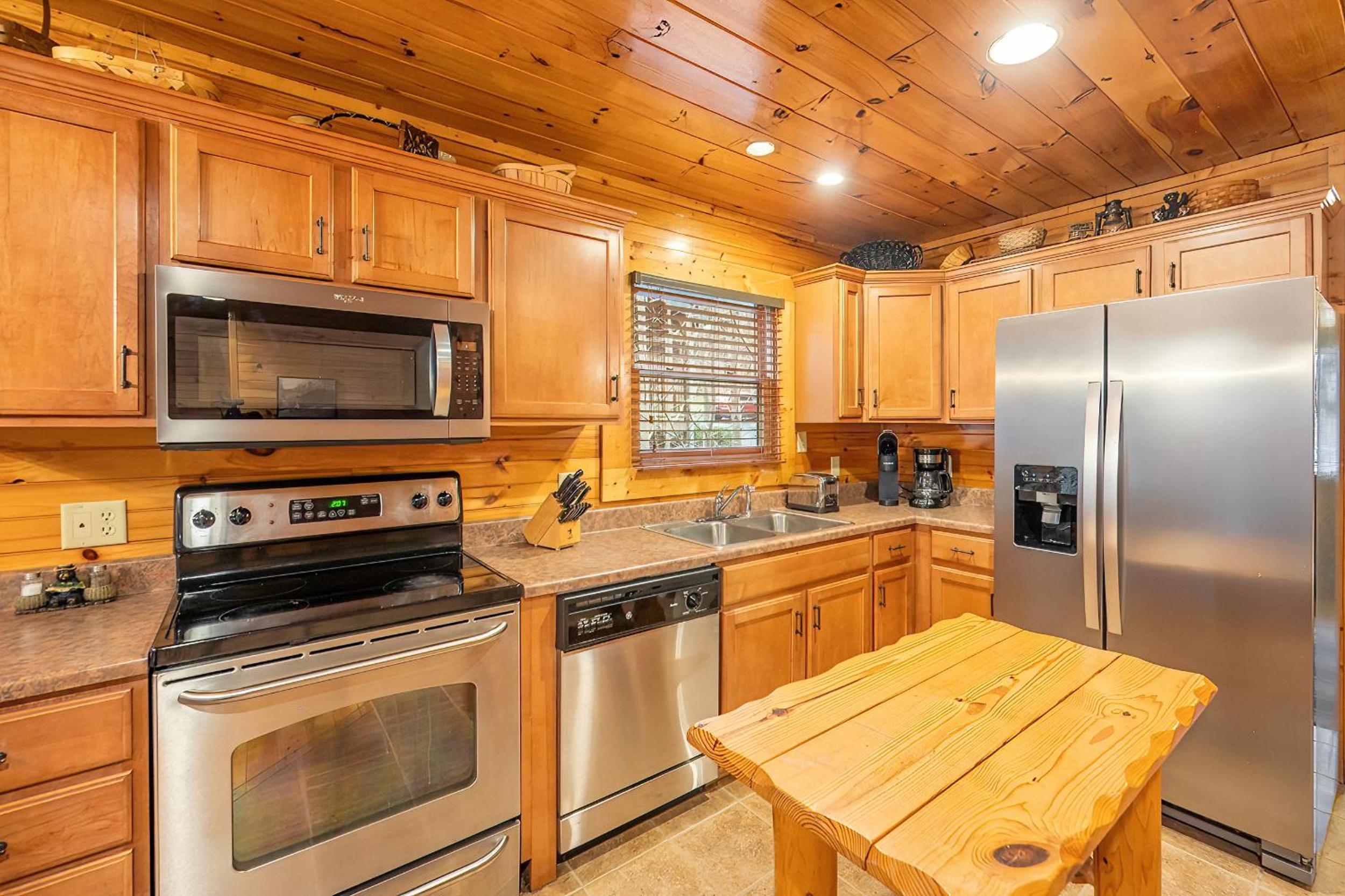 Bear Path Lodge - HotTub, Pool Table, Arcade Machine, Fireplace - Minutes to Downtown Gatlinburg