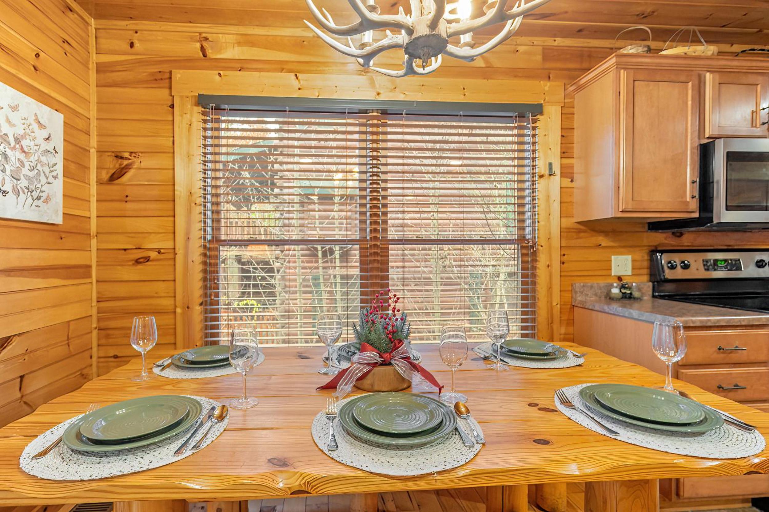 Bear Path Lodge - HotTub, Pool Table, Arcade Machine, Fireplace - Minutes to Downtown Gatlinburg