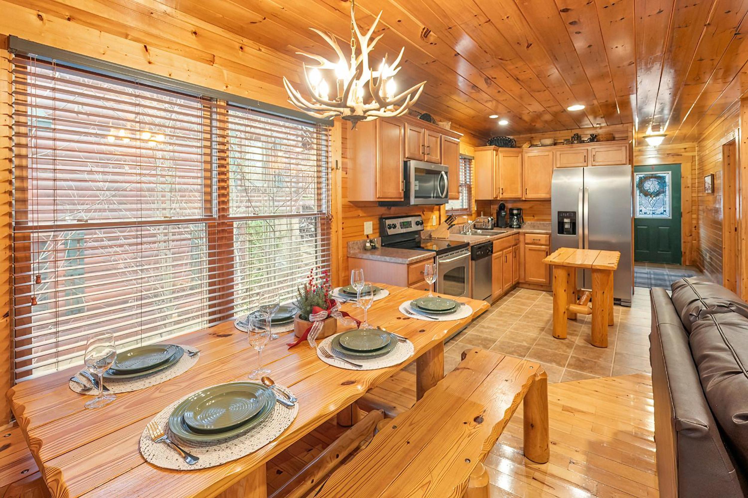 Bear Path Lodge - HotTub, Pool Table, Arcade Machine, Fireplace - Minutes to Downtown Gatlinburg