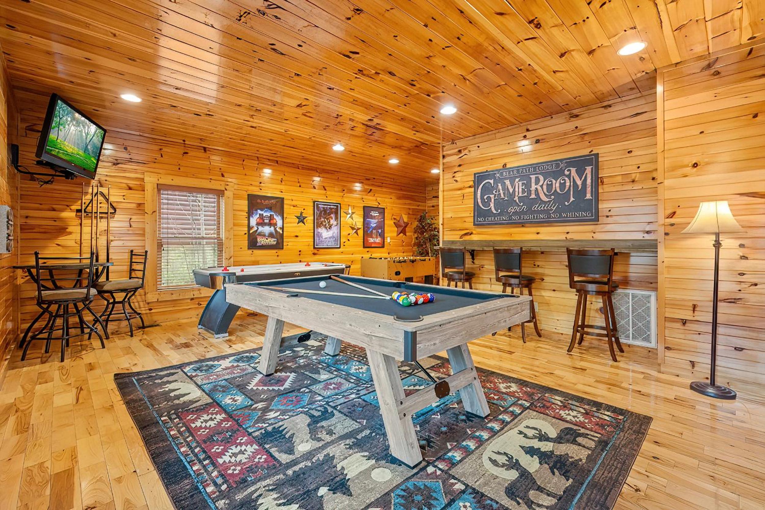 Bear Path Lodge - HotTub, Pool Table, Arcade Machine, Fireplace - Minutes to Downtown Gatlinburg