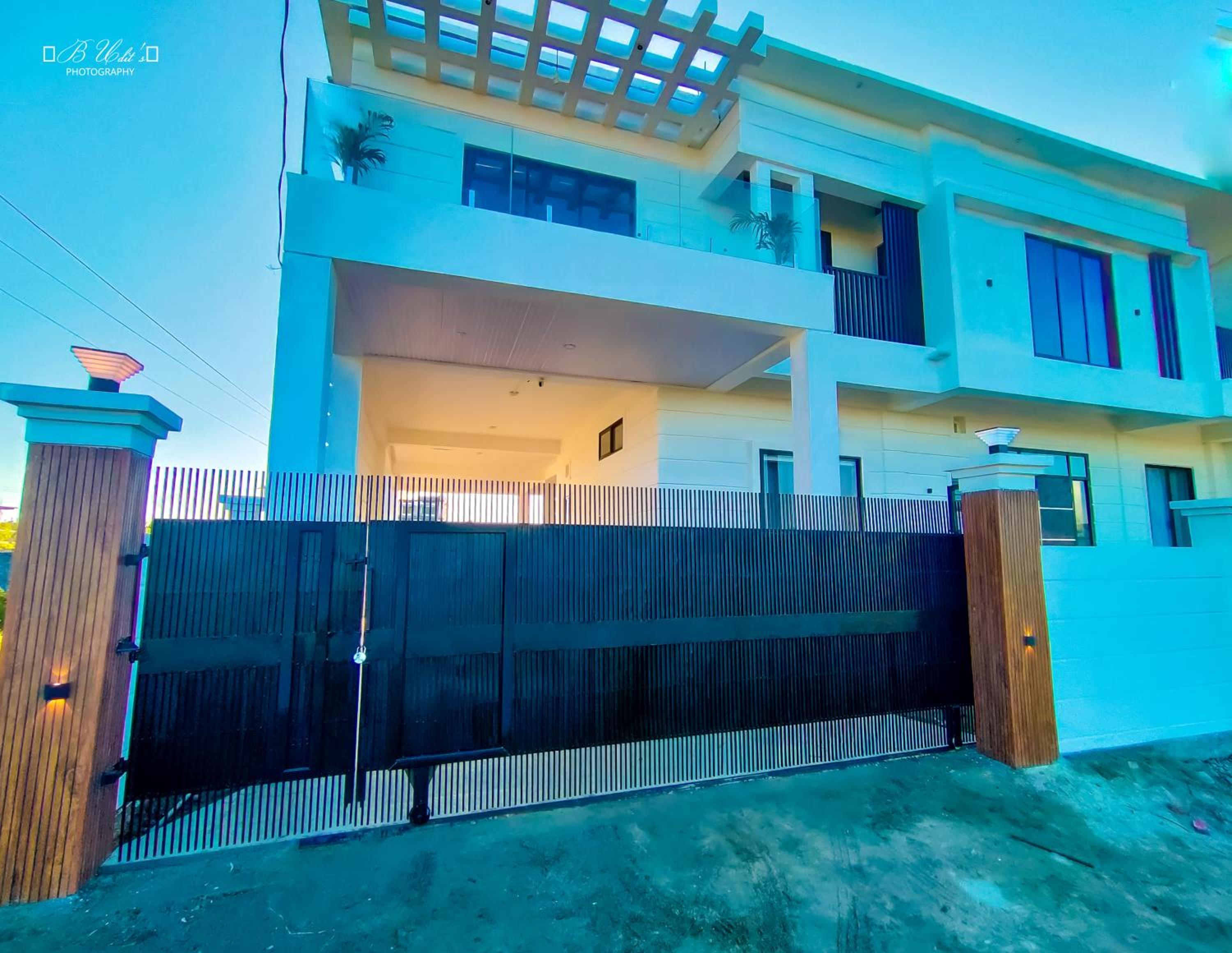 Saya's Abode - Railview Suites view 5