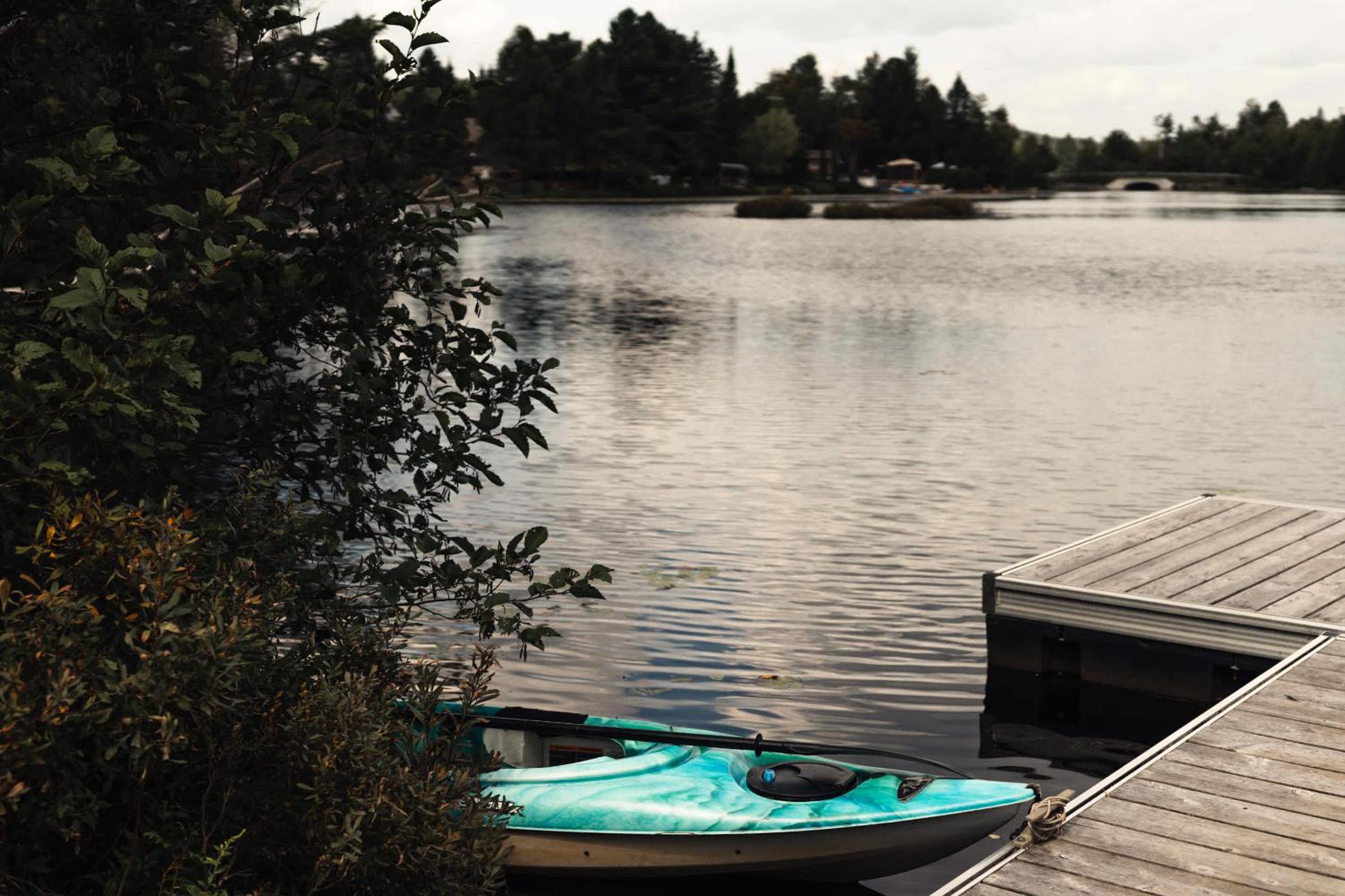 Le Lac Apaisant - Rustic Haven by the Water