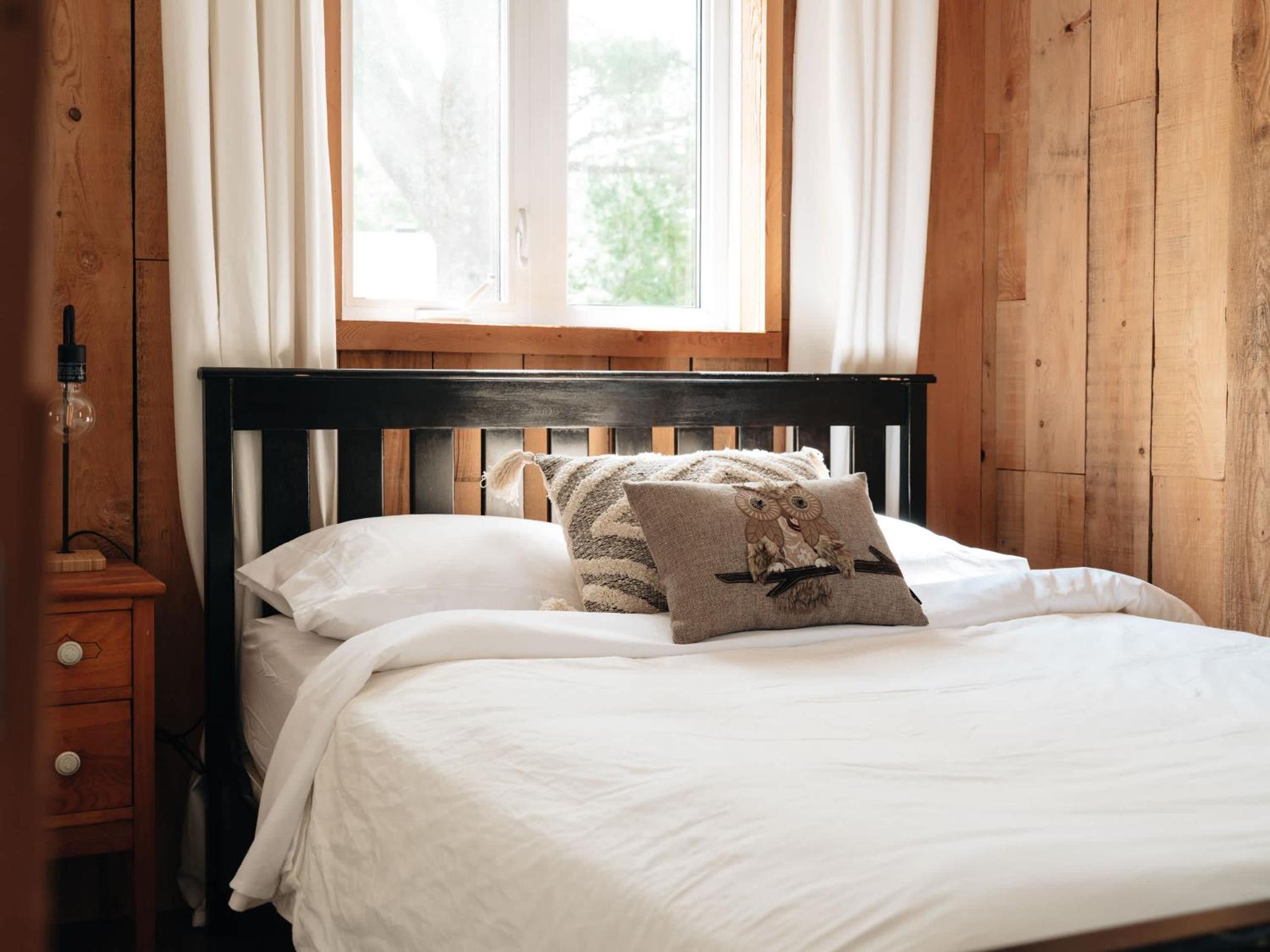 Le Lac Apaisant - Rustic Haven by the Water