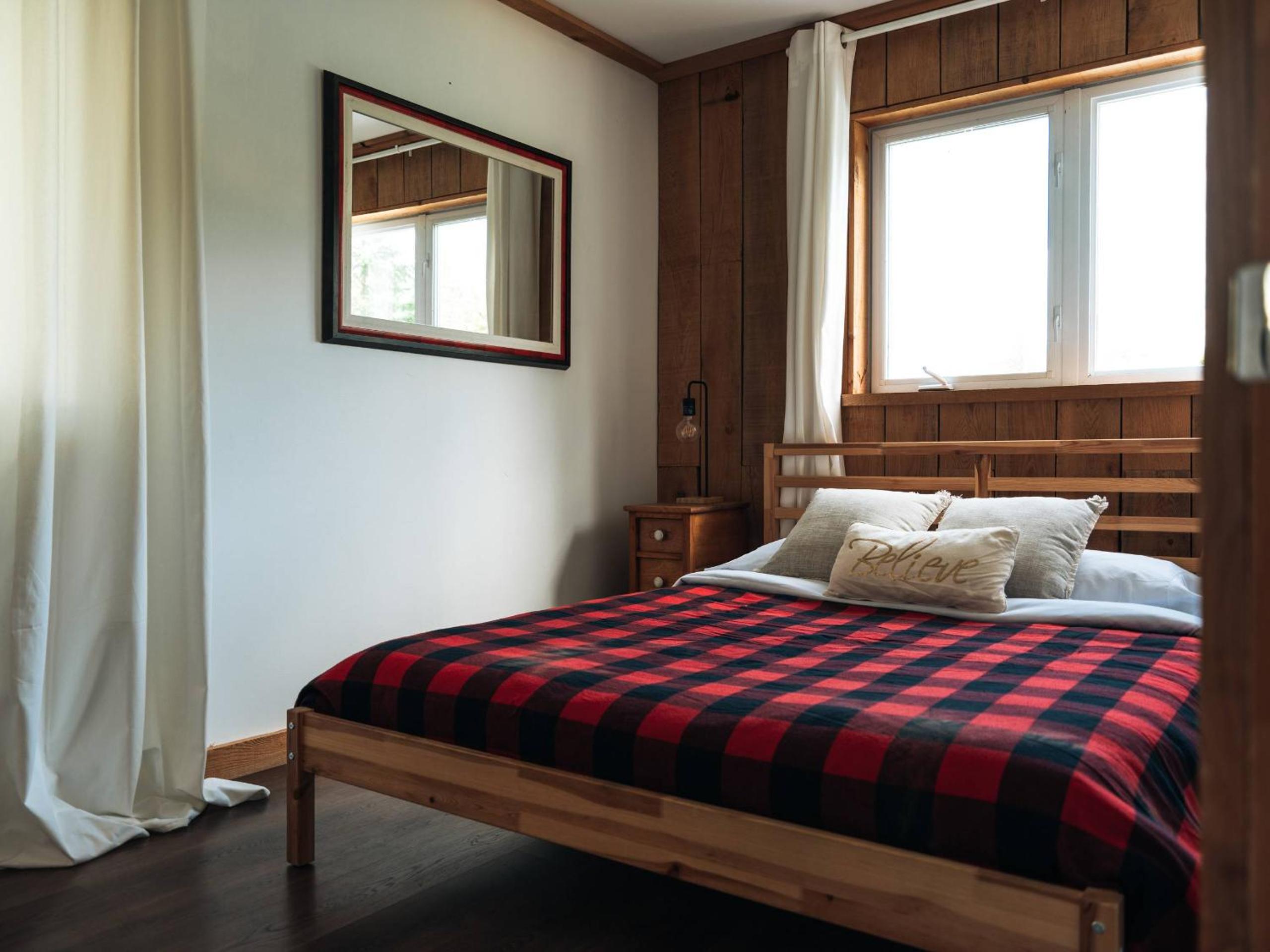 Le Lac Apaisant - Rustic Haven by the Water