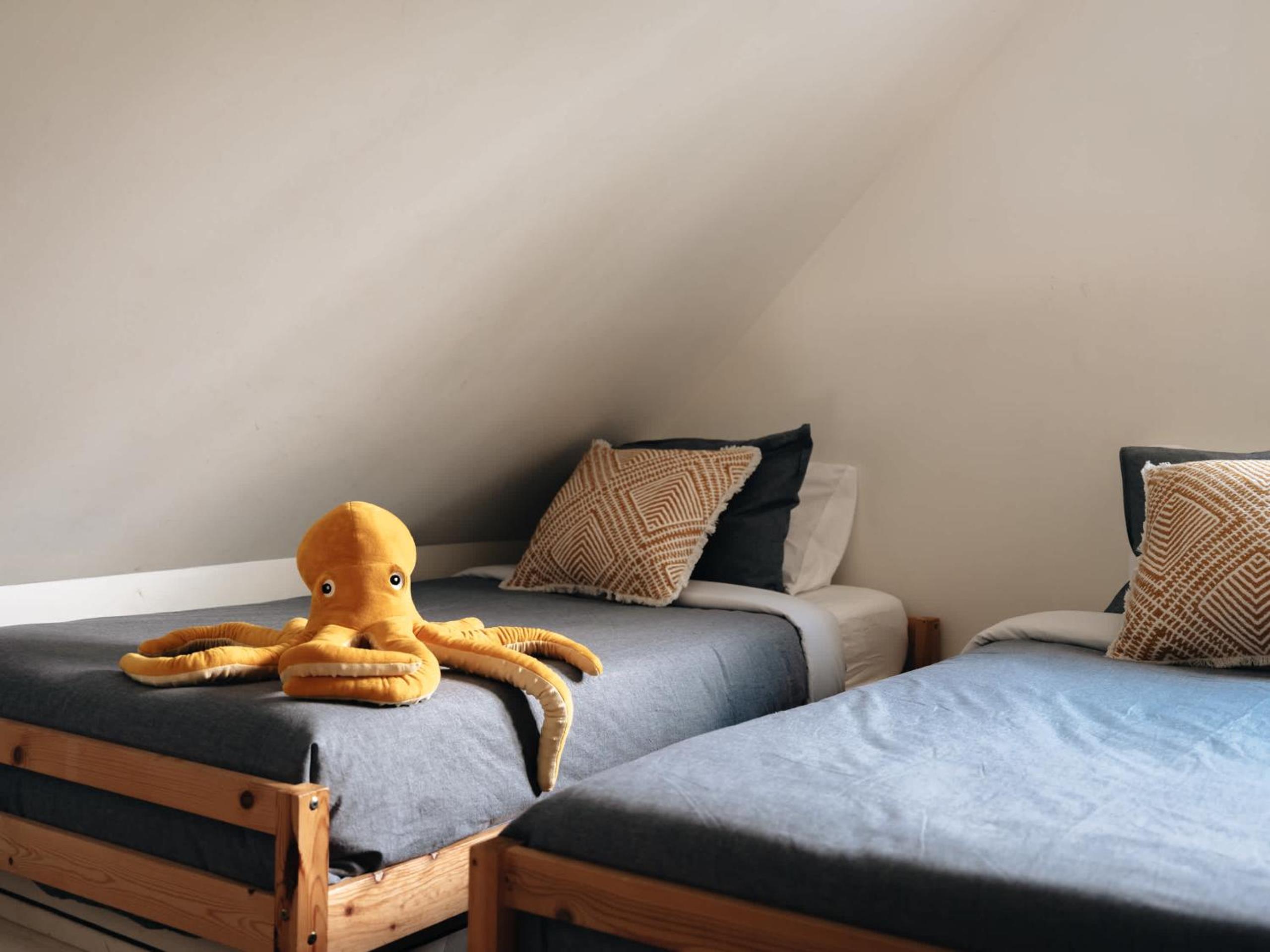 Le Lac Apaisant - Rustic Haven by the Water