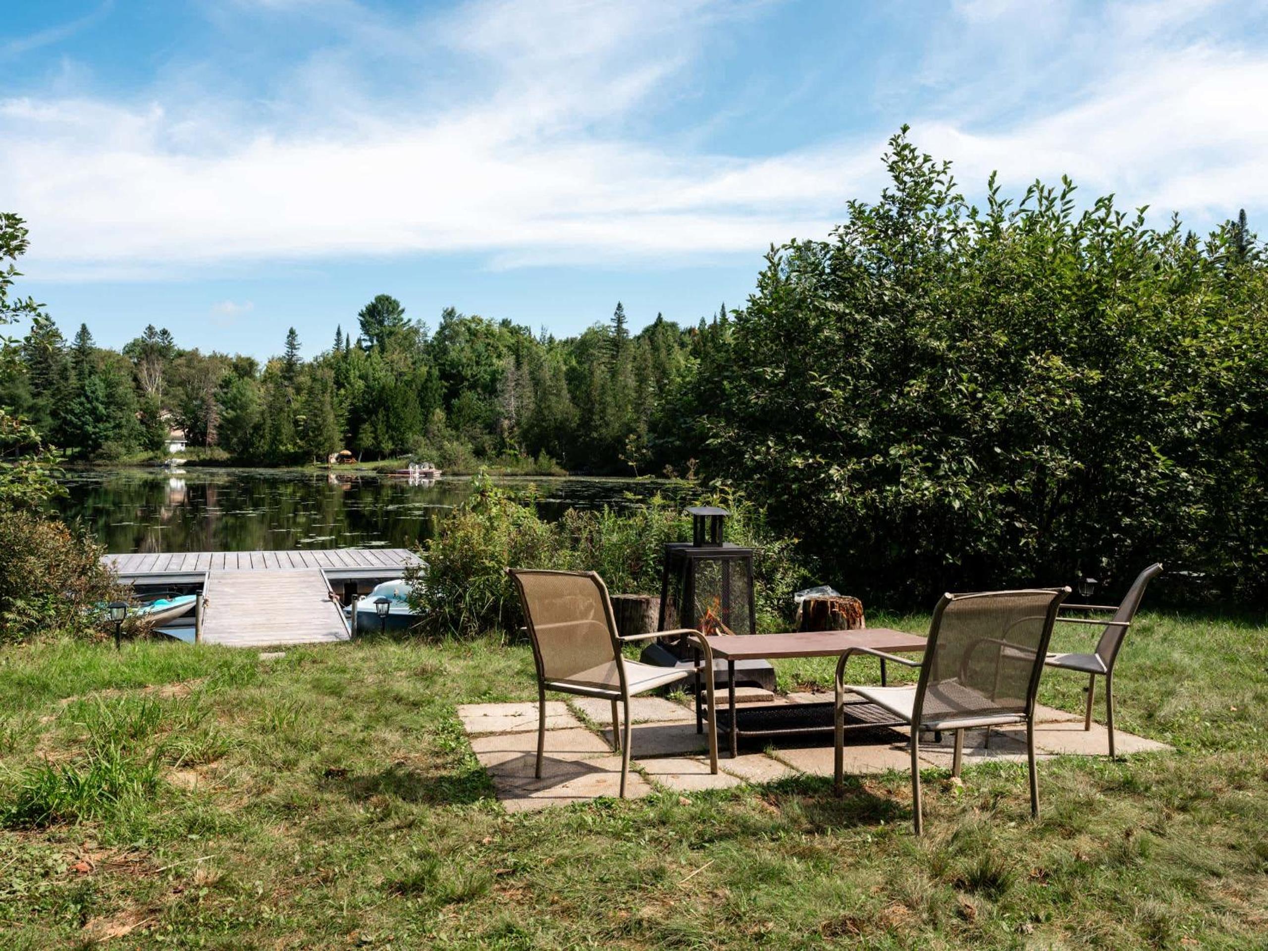 Le Lac Apaisant - Rustic Haven by the Water