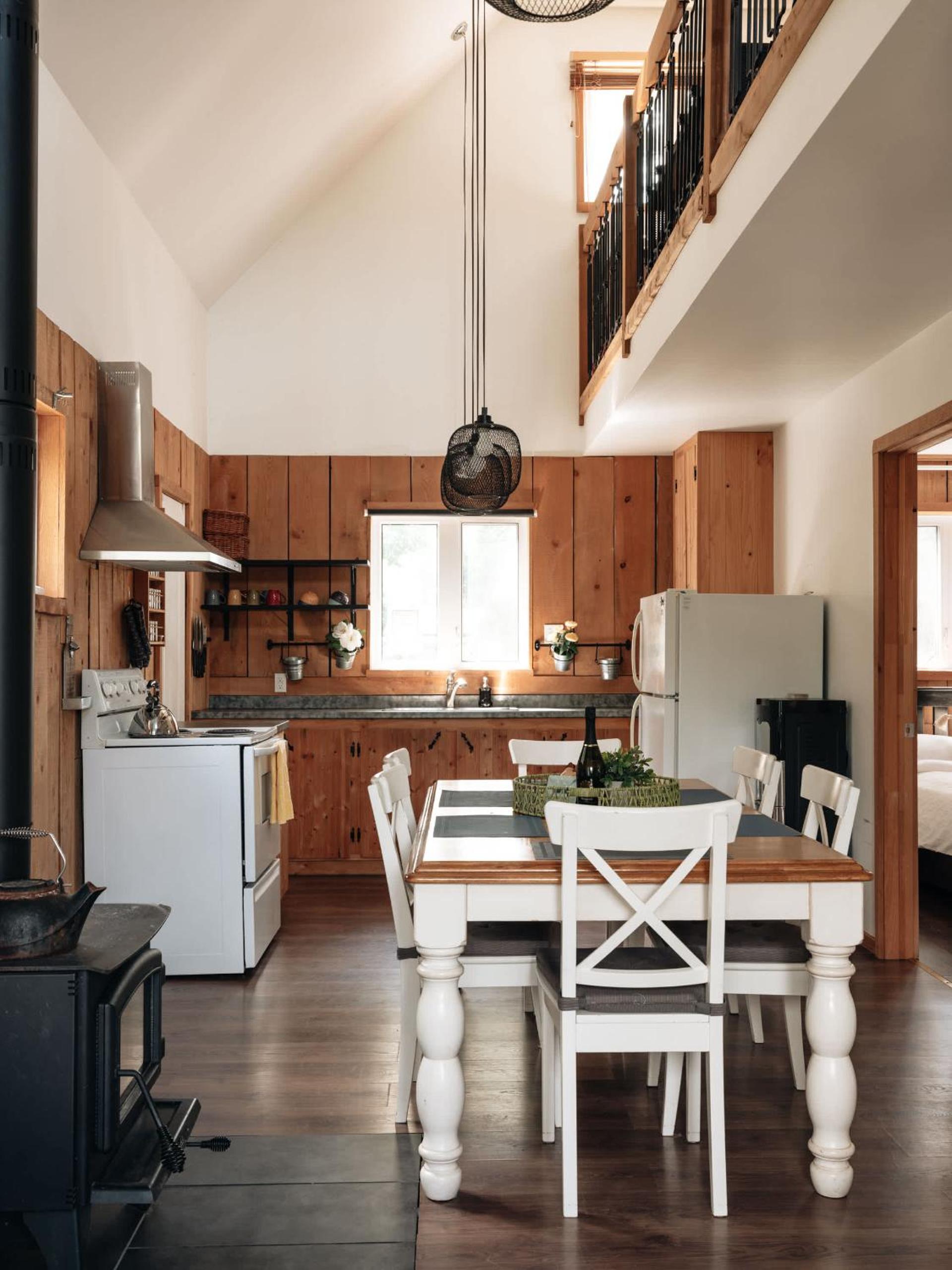 Le Lac Apaisant - Rustic Haven by the Water
