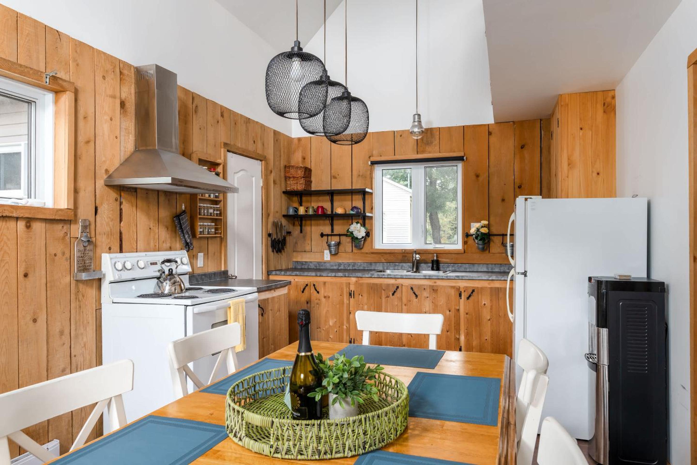 Le Lac Apaisant - Rustic Haven by the Water