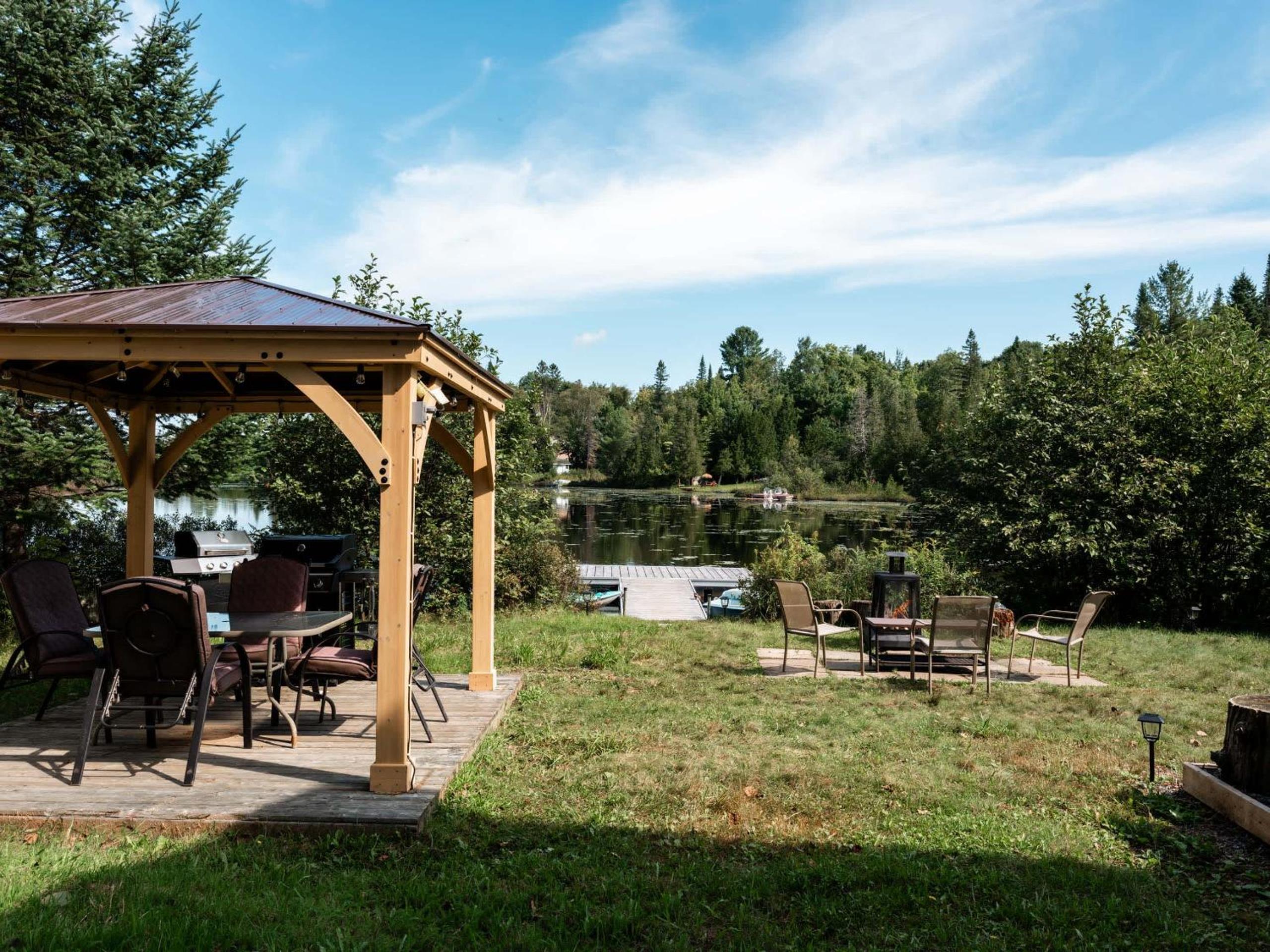 Le Lac Apaisant - Rustic Haven by the Water
