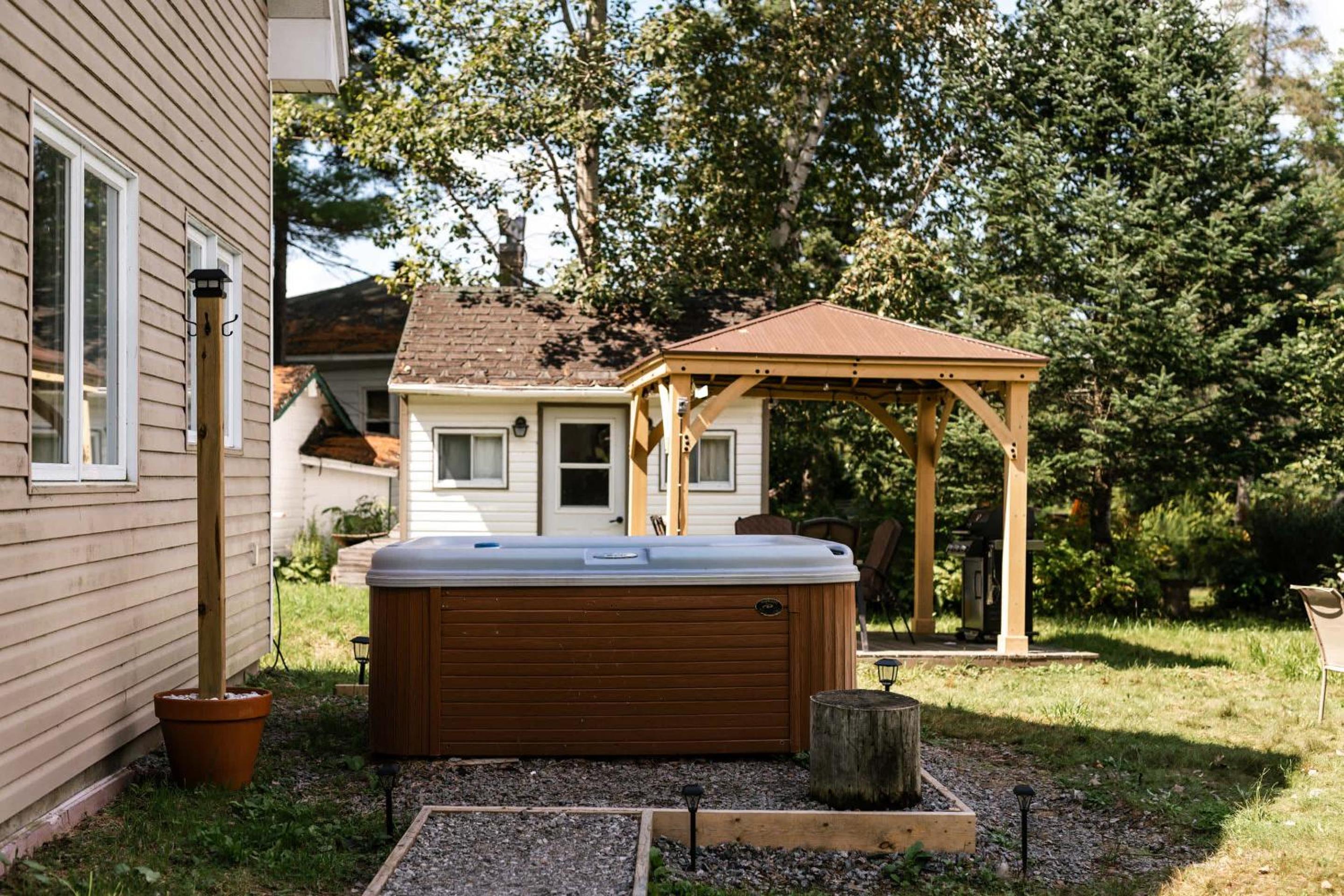 Le Lac Apaisant - Rustic Haven by the Water