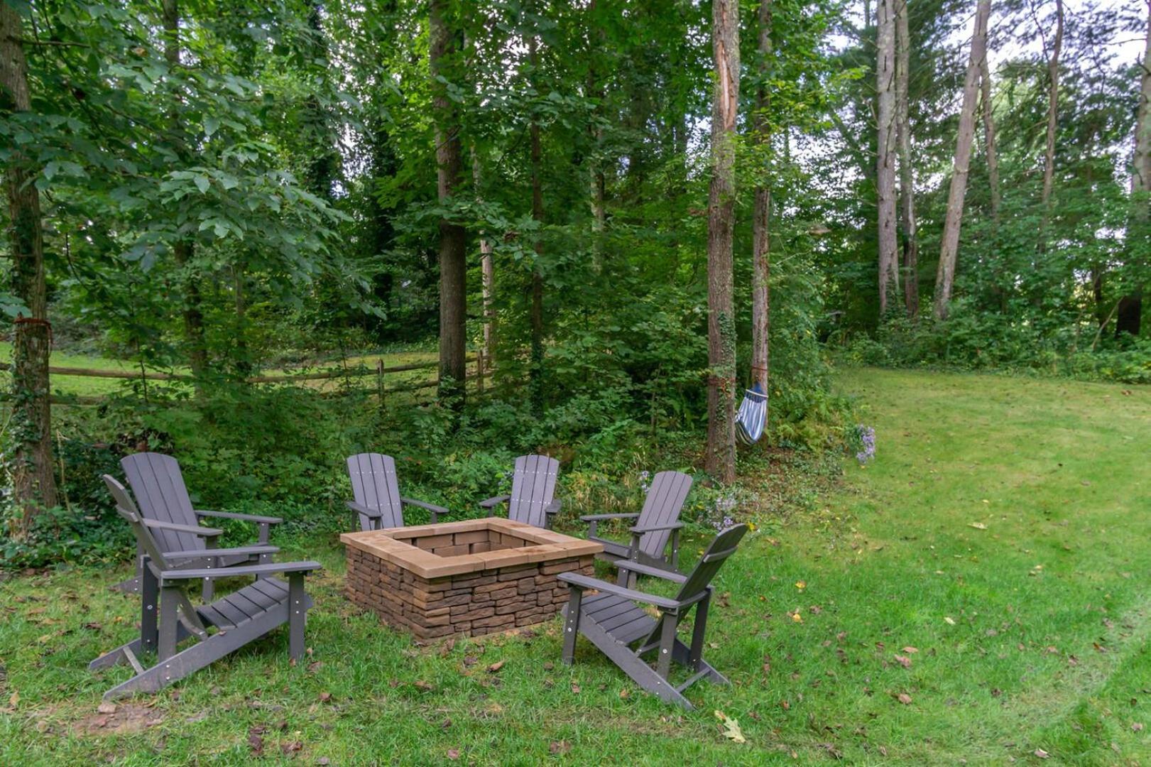 10 Min to Downtown Asheville. Luxury Finishes. Private Hot Tub & Arcade view 5