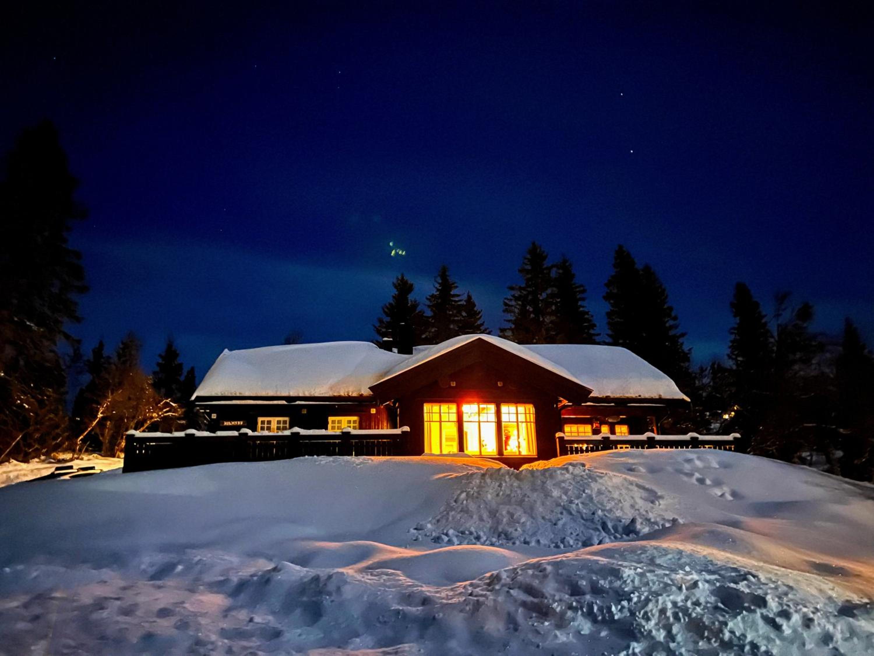HYTTEEVENTYR I VALDRES MED JACUZZI, 5 soverom, alpinbakke og skiløyper like ved!