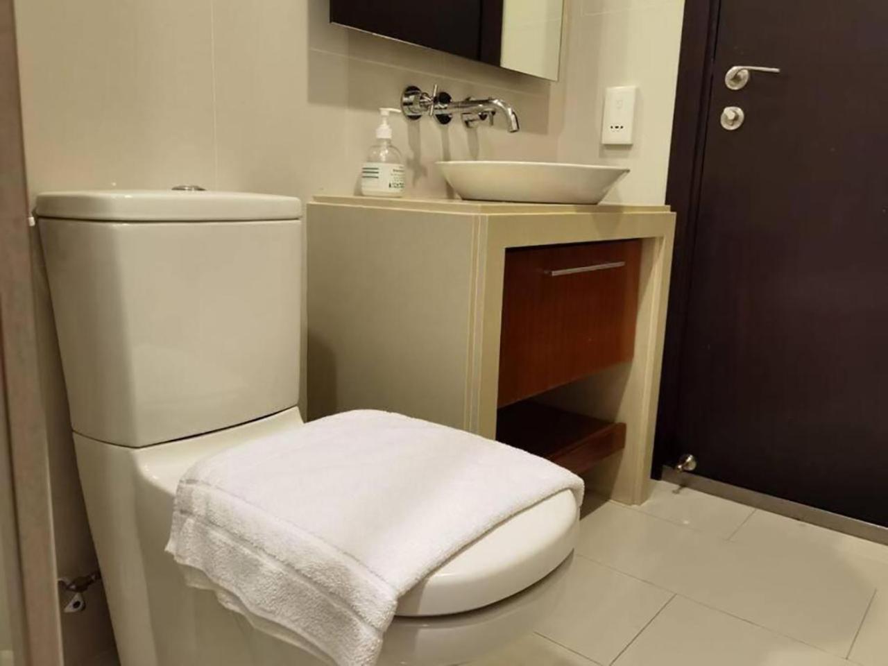 Tree Premier Suite Strait Quay Luxury Marina Suite photo 8
