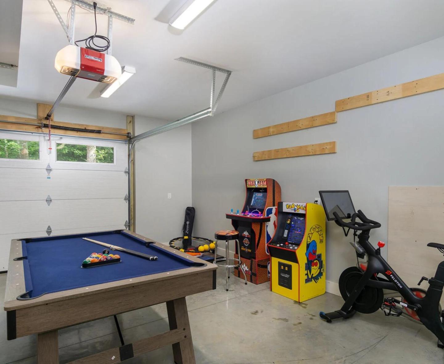 10 Min to Downtown Asheville. Luxury Finishes. Private Hot Tub & Arcade view 3