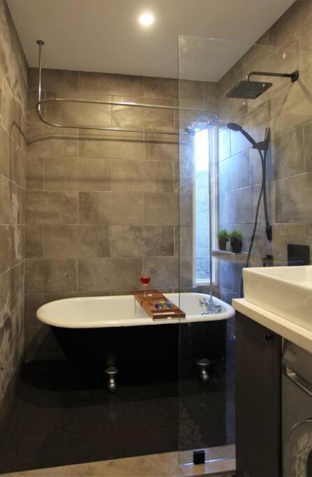 Private 3 bedroom Apartment in Downtown Toronto