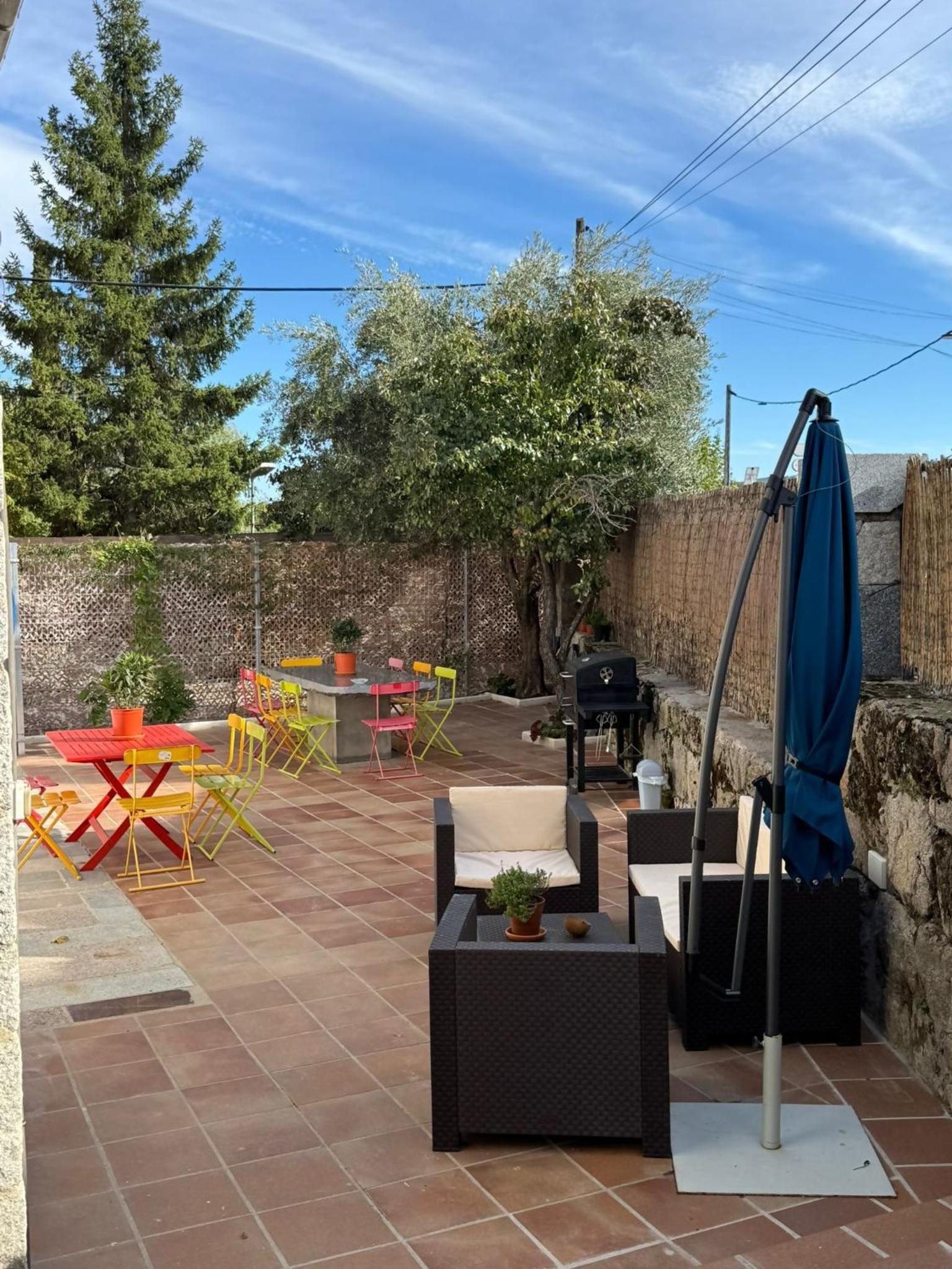 Alojamiento Rural El Petirrojo con patio jardín