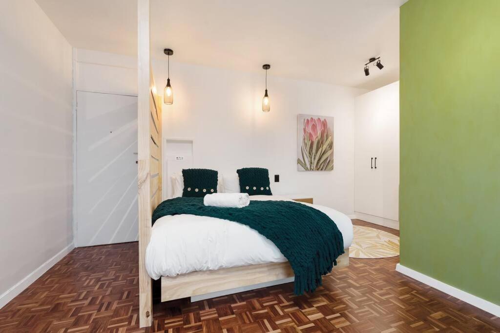 Stylish St Martini Gardens City Studio view 3