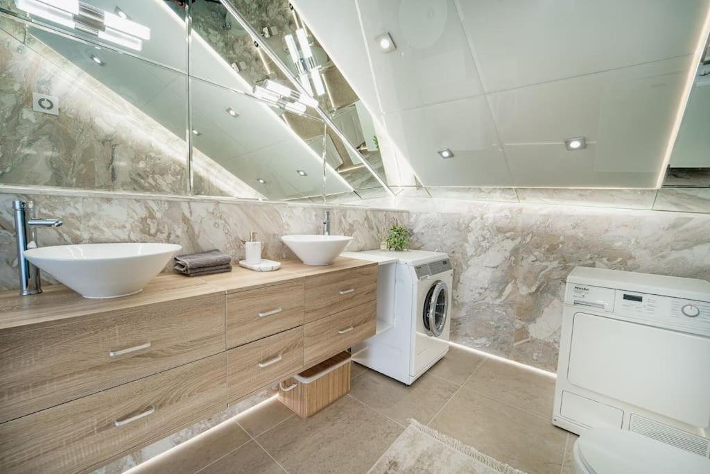 Host2U Penthouse Sauna, Jacuzzi, Fireplace