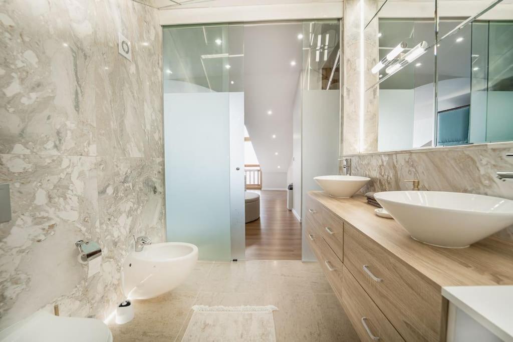 Host2U Penthouse Sauna, Jacuzzi, Fireplace