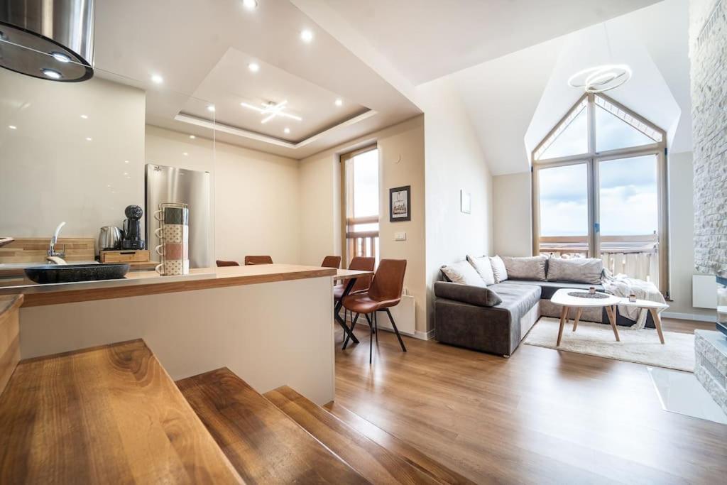 Host2U Penthouse Sauna, Jacuzzi, Fireplace