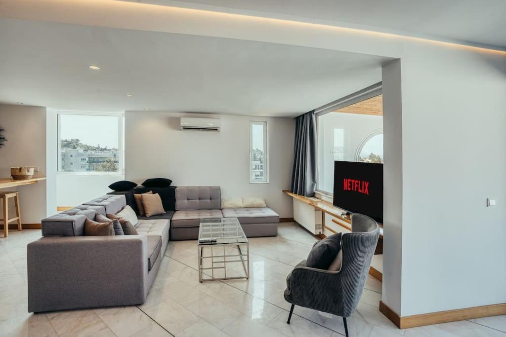 Grand Sea View Apartment 3' from Kavouri Beach