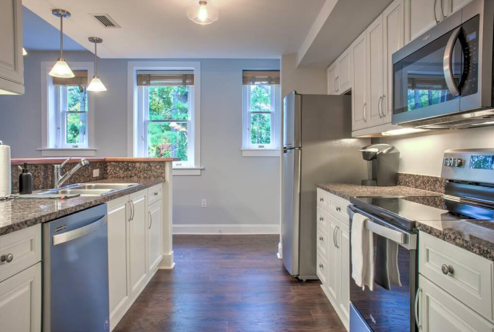 Huge Spacious Condo Sleeps 10 Close to Biltmore and Asheville Downtown view 2