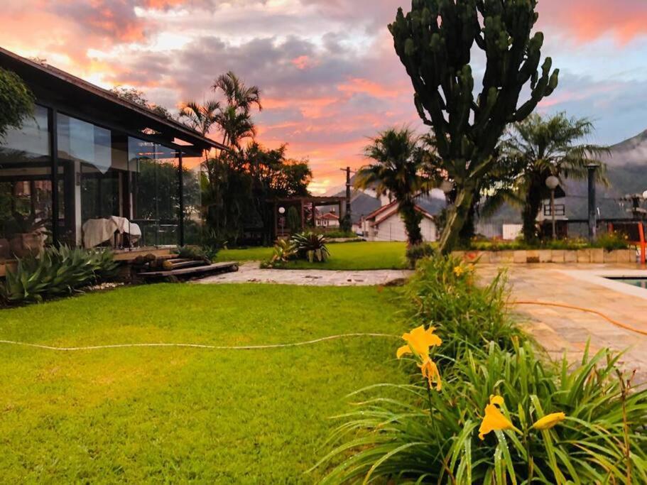 Casa com vista deslumbrante, natureza, conforto e toda plana!
